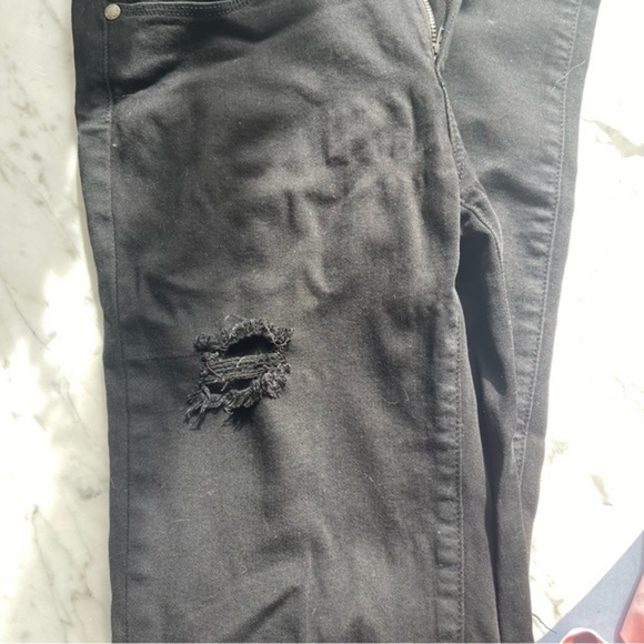 PAIGE SZ 27 RIPPED KNEE BLACK JEAN - Picture 4 of 5